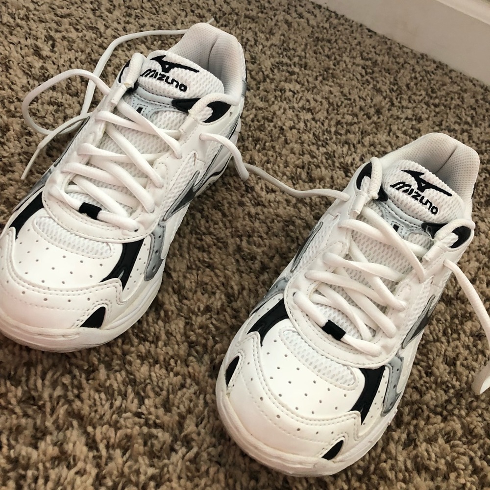 Mizuno women’s volleyball shoes